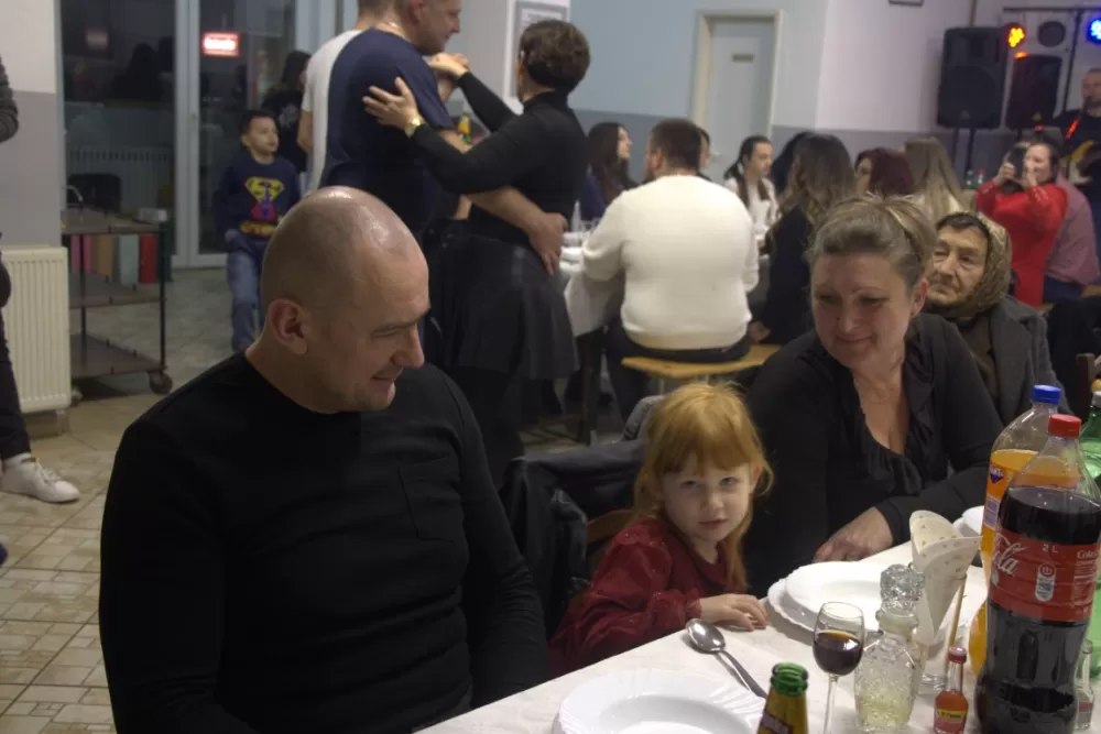 Supruzi Danijeli za rođendan kupio prikolicu za prijevoz drveta