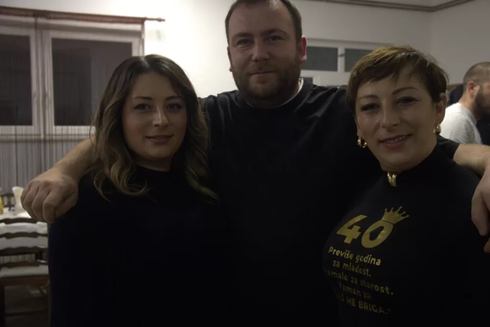 Supruzi Danijeli za rođendan kupio prikolicu za prijevoz drveta