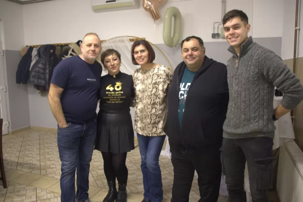 Supruzi Danijeli za rođendan kupio prikolicu za prijevoz drveta