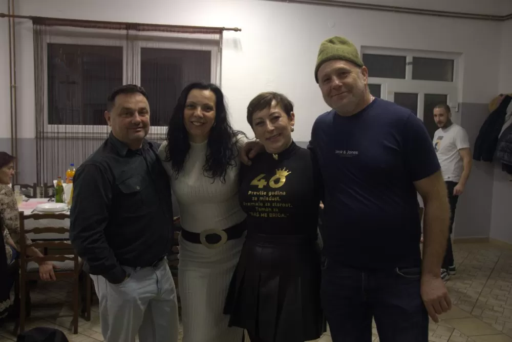 Supruzi Danijeli za rođendan kupio prikolicu za prijevoz drveta