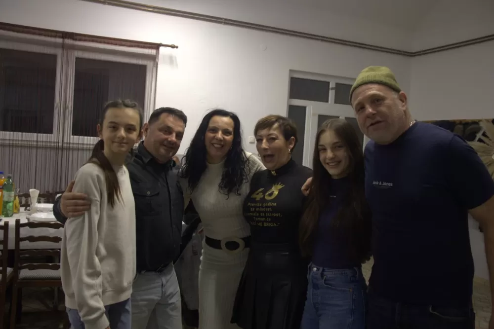 Supruzi Danijeli za rođendan kupio prikolicu za prijevoz drveta