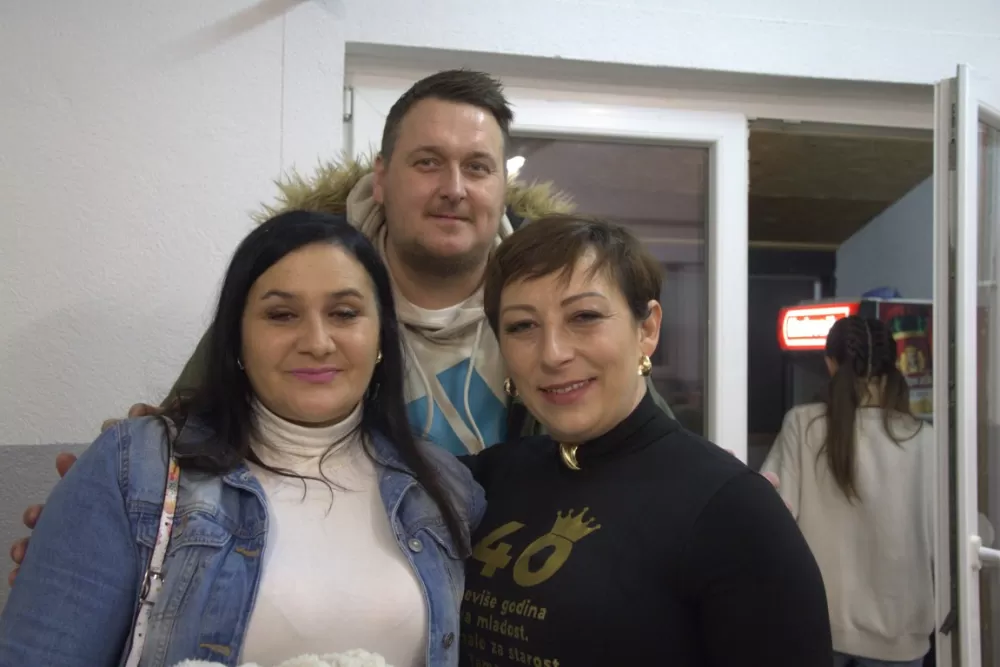 Supruzi Danijeli za rođendan kupio prikolicu za prijevoz drveta