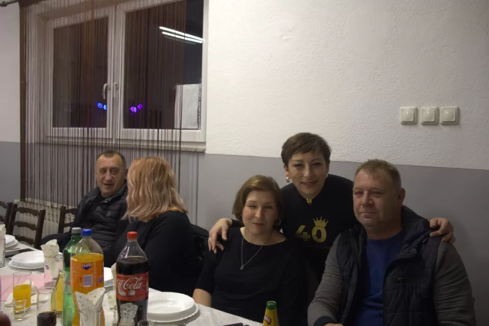 Supruzi Danijeli za rođendan kupio prikolicu za prijevoz drveta