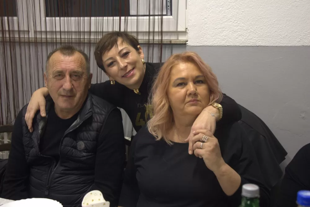 Supruzi Danijeli za rođendan kupio prikolicu za prijevoz drveta