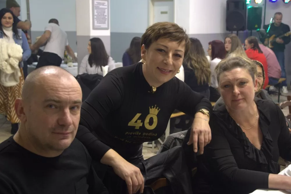 Supruzi Danijeli za rođendan kupio prikolicu za prijevoz drveta