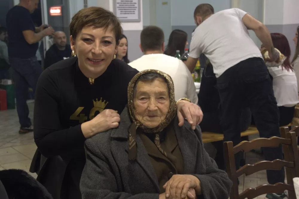 Supruzi Danijeli za rođendan kupio prikolicu za prijevoz drveta