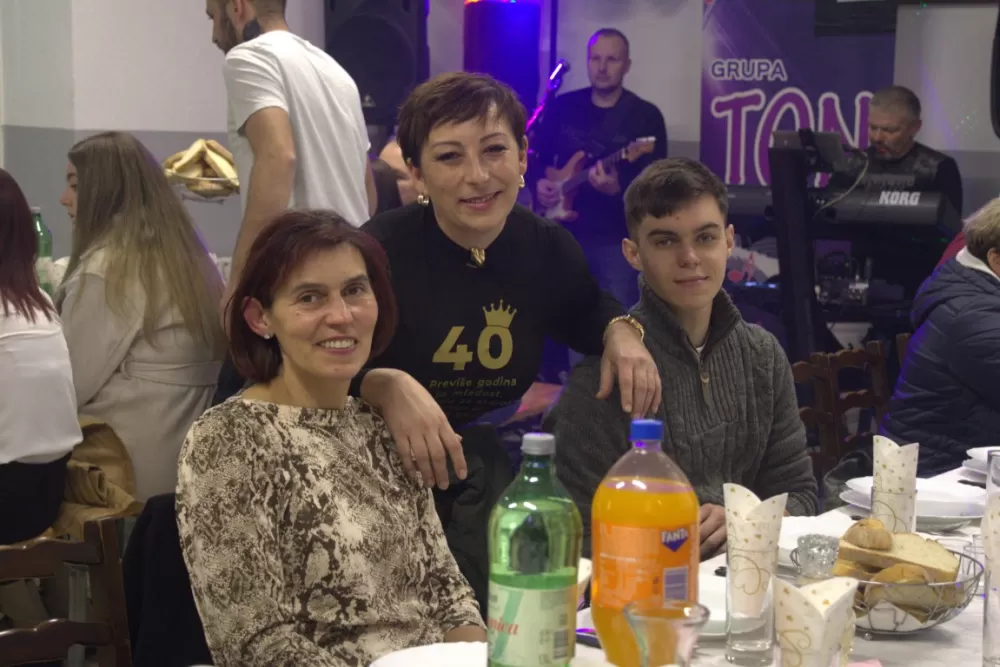 Supruzi Danijeli za rođendan kupio prikolicu za prijevoz drveta