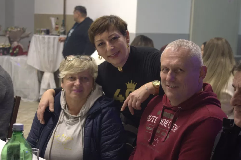 Supruzi Danijeli za rođendan kupio prikolicu za prijevoz drveta