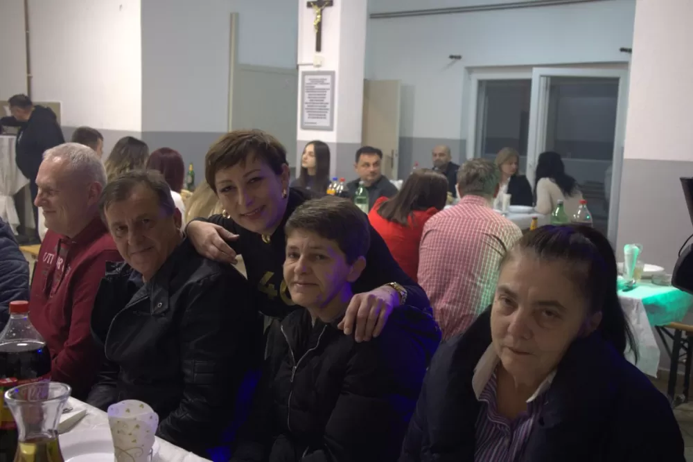 Supruzi Danijeli za rođendan kupio prikolicu za prijevoz drveta