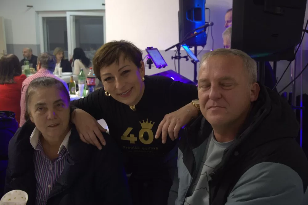 Supruzi Danijeli za rođendan kupio prikolicu za prijevoz drveta