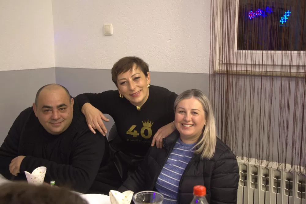 Supruzi Danijeli za rođendan kupio prikolicu za prijevoz drveta