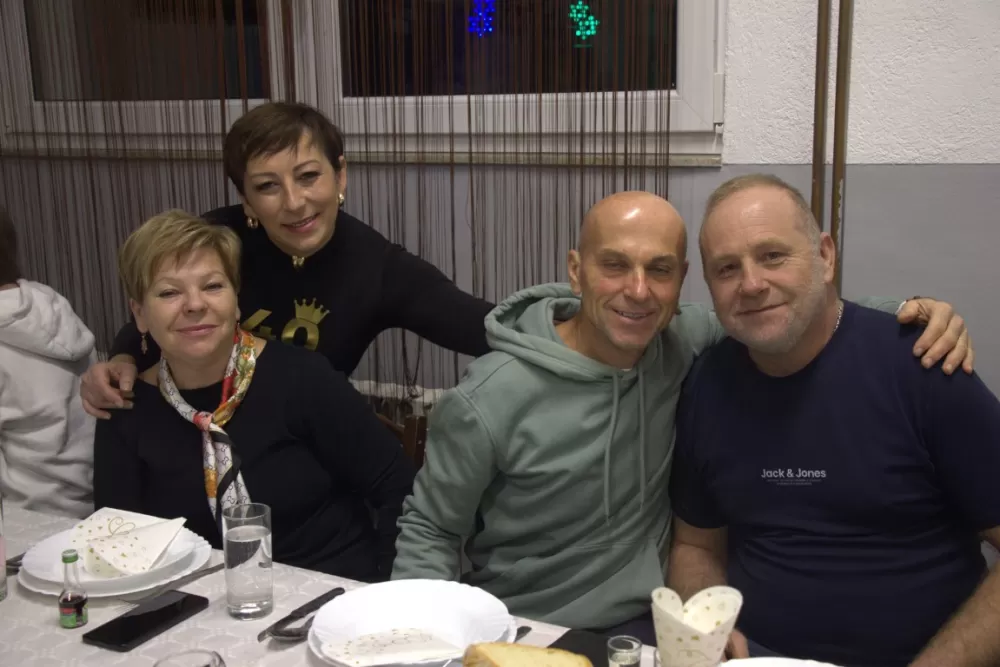 Supruzi Danijeli za rođendan kupio prikolicu za prijevoz drveta