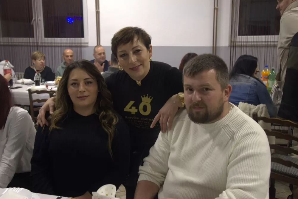 Supruzi Danijeli za rođendan kupio prikolicu za prijevoz drveta