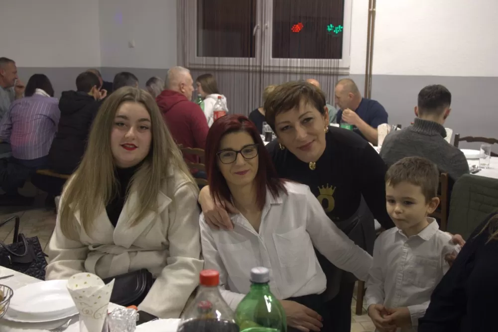 Supruzi Danijeli za rođendan kupio prikolicu za prijevoz drveta