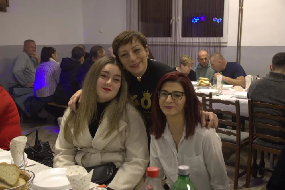 Supruzi Danijeli za rođendan kupio prikolicu za prijevoz drveta