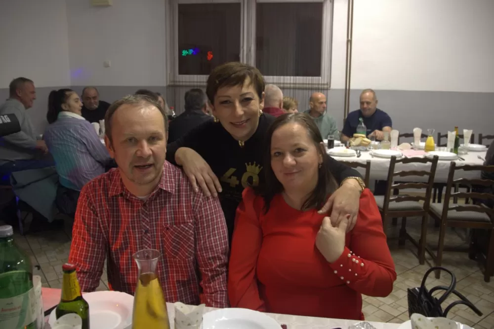 Supruzi Danijeli za rođendan kupio prikolicu za prijevoz drveta