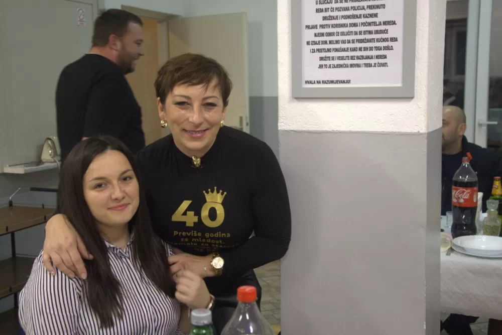 Supruzi Danijeli za rođendan kupio prikolicu za prijevoz drveta