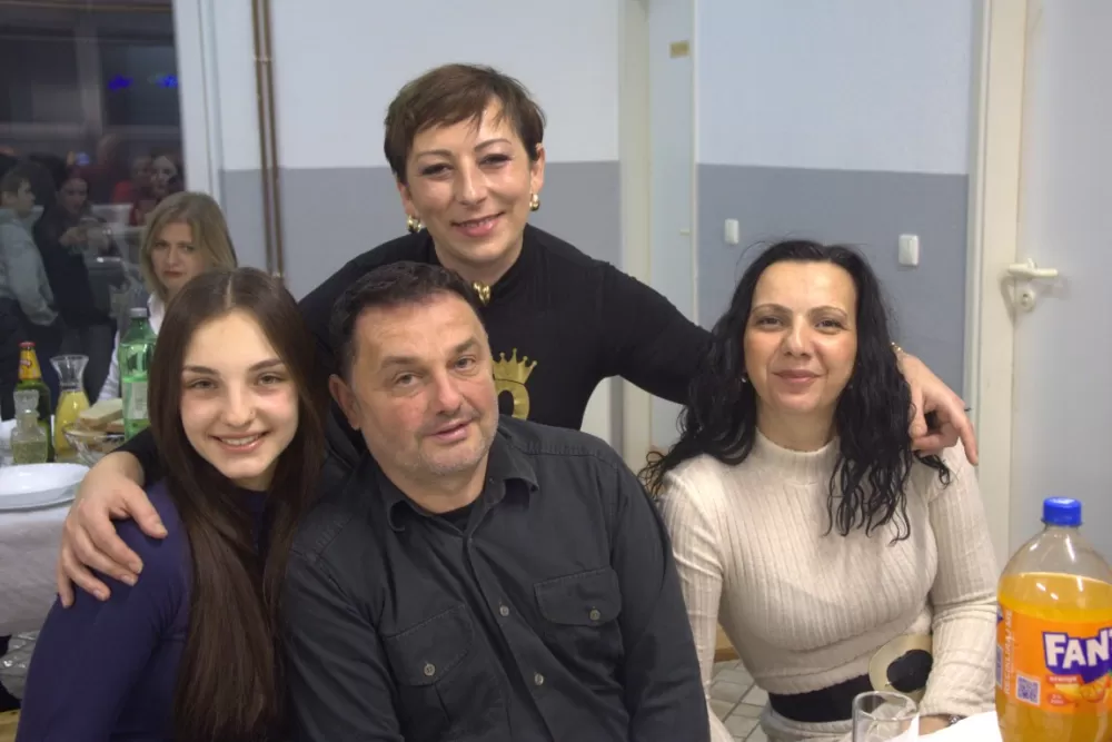 Supruzi Danijeli za rođendan kupio prikolicu za prijevoz drveta