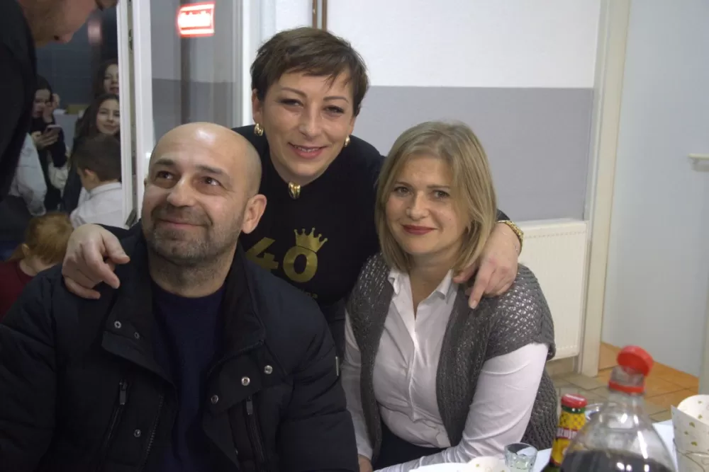 Supruzi Danijeli za rođendan kupio prikolicu za prijevoz drveta