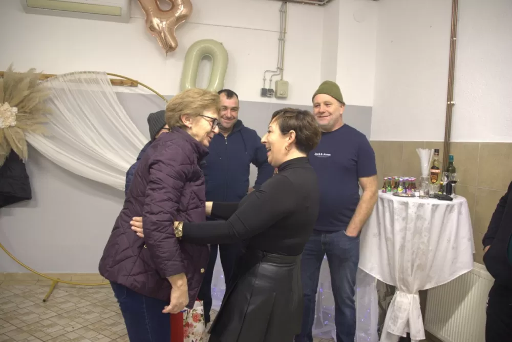 Supruzi Danijeli za rođendan kupio prikolicu za prijevoz drveta