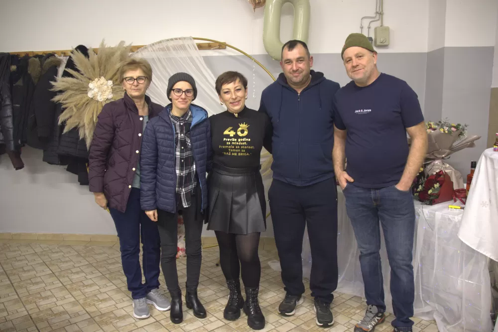 Supruzi Danijeli za rođendan kupio prikolicu za prijevoz drveta