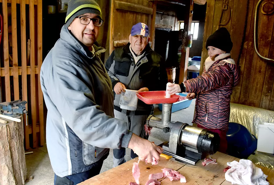 Slavonska tradicija živi u Alilovcima: Kolinje okupilo obitelj Ciganović