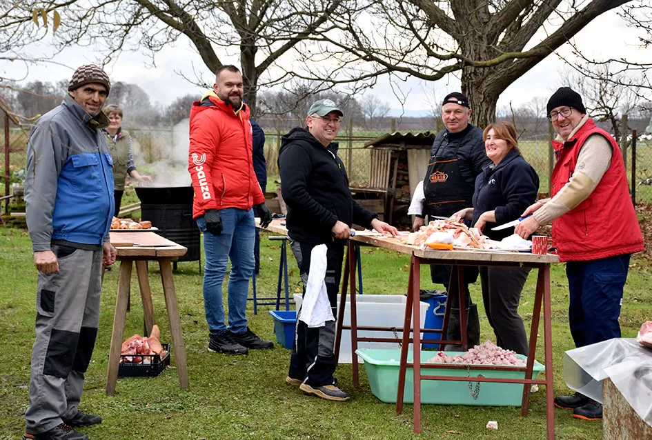 Slavonska tradicija živi u Alilovcima: Kolinje okupilo obitelj Ciganović
