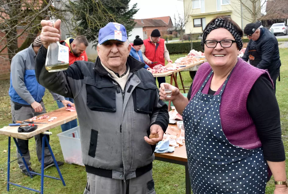 Slavonska tradicija živi u Alilovcima: Kolinje okupilo obitelj Ciganović