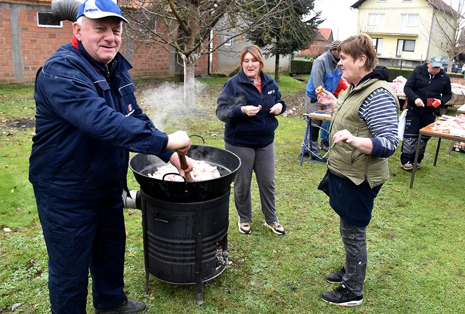 Slavonska tradicija živi u Alilovcima: Kolinje okupilo obitelj Ciganović