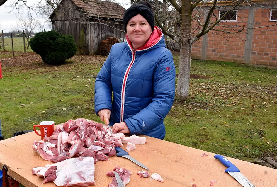 Slavonska tradicija živi u Alilovcima: Kolinje okupilo obitelj Ciganović