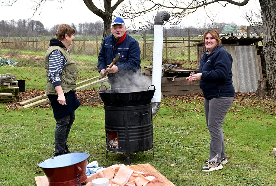 Slavonska tradicija živi u Alilovcima: Kolinje okupilo obitelj Ciganović
