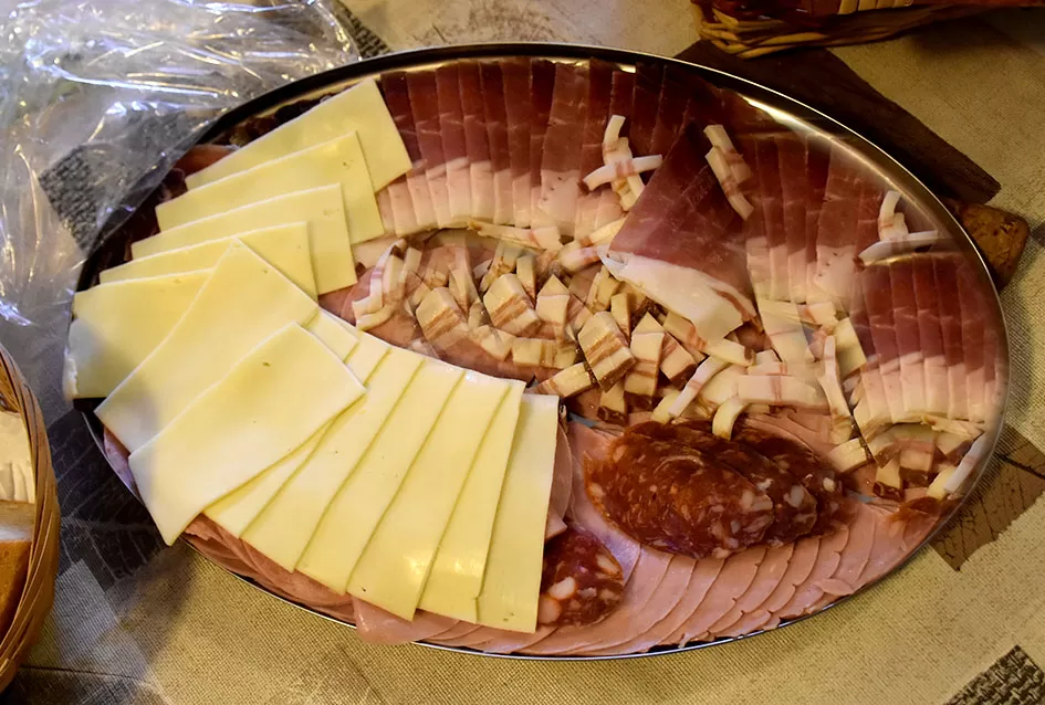 Slavonska tradicija živi u Alilovcima: Kolinje okupilo obitelj Ciganović