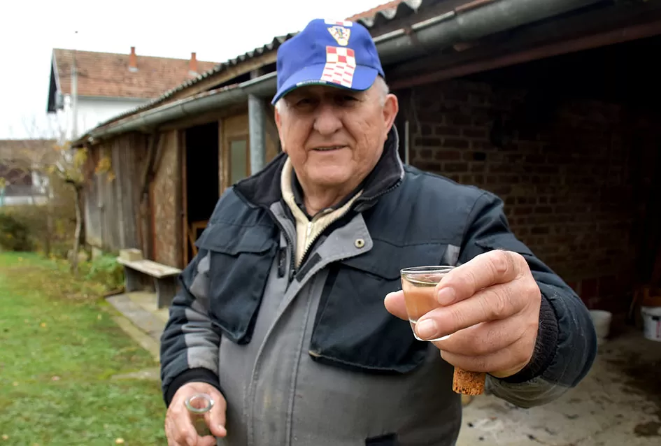 Slavonska tradicija živi u Alilovcima: Kolinje okupilo obitelj Ciganović