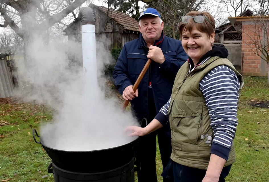 Slavonska tradicija živi u Alilovcima: Kolinje okupilo obitelj Ciganović