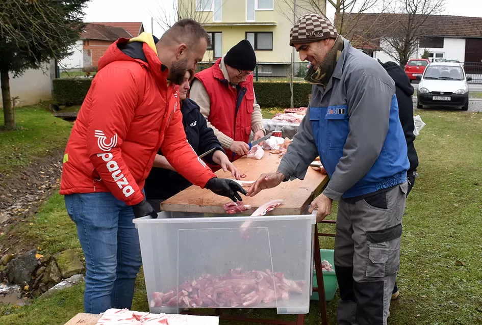 Slavonska tradicija živi u Alilovcima: Kolinje okupilo obitelj Ciganović