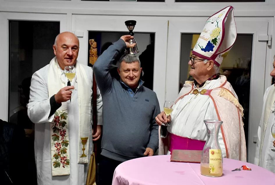 Požega.eu | Veselo Martinje kod Anke i Branka Šutala: Bauer krstio mošt, Hodak novi kum