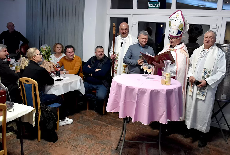 Veselo Martinje kod Anke i Branka Šutala: Bauer krstio mošt, Hodak novi kum