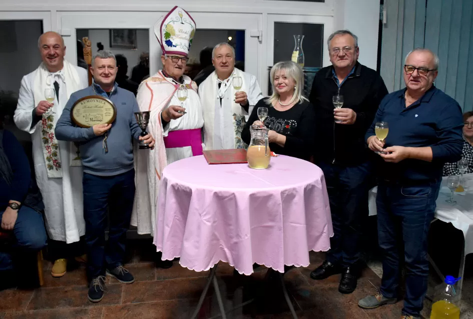 Veselo Martinje kod Anke i Branka Šutala: Bauer krstio mošt, Hodak novi kum