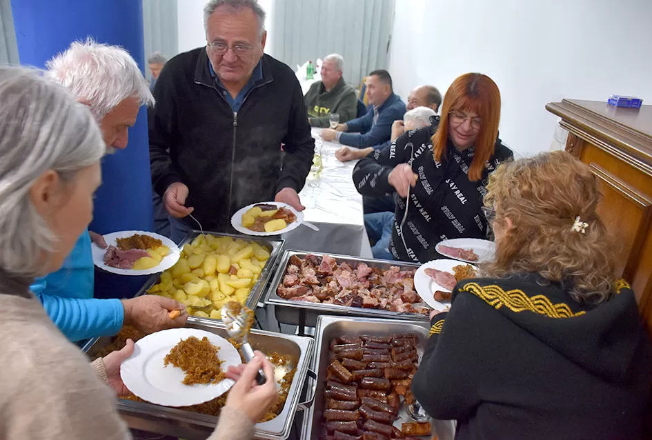 Veselo Martinje kod Anke i Branka Šutala: Bauer krstio mošt, Hodak novi kum