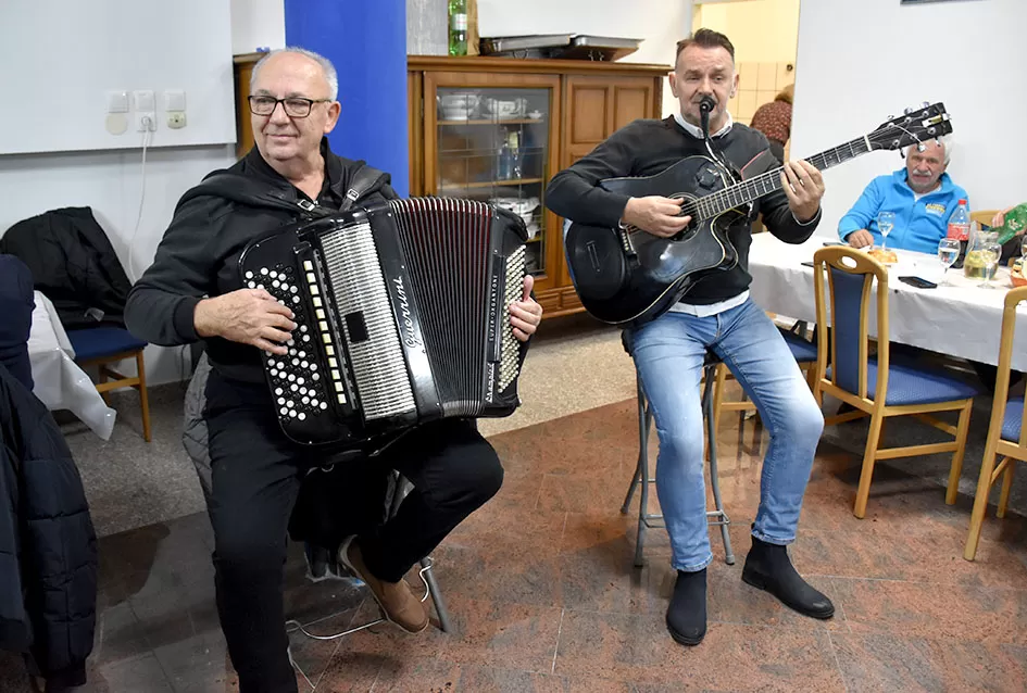 Veselo Martinje kod Anke i Branka Šutala: Bauer krstio mošt, Hodak novi kum