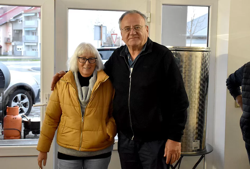 Veselo Martinje kod Anke i Branka Šutala: Bauer krstio mošt, Hodak novi kum