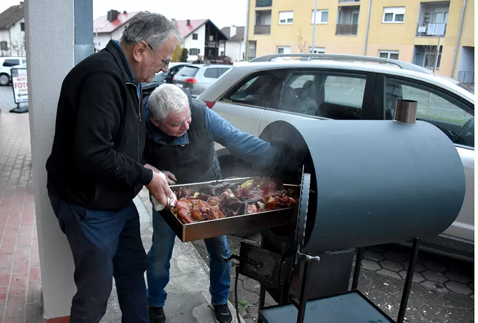 Veselo Martinje kod Anke i Branka Šutala: Bauer krstio mošt, Hodak novi kum