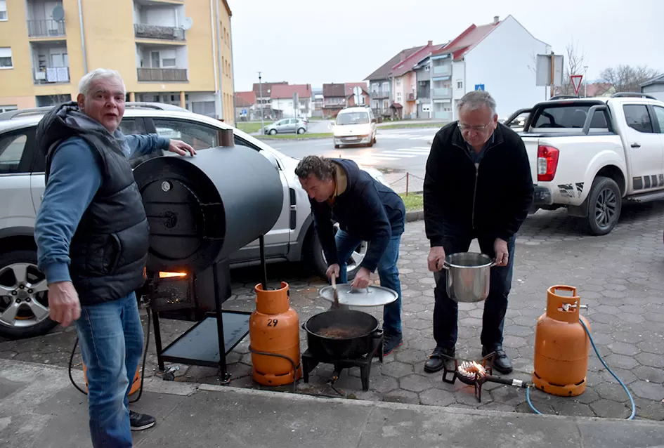 Veselo Martinje kod Anke i Branka Šutala: Bauer krstio mošt, Hodak novi kum