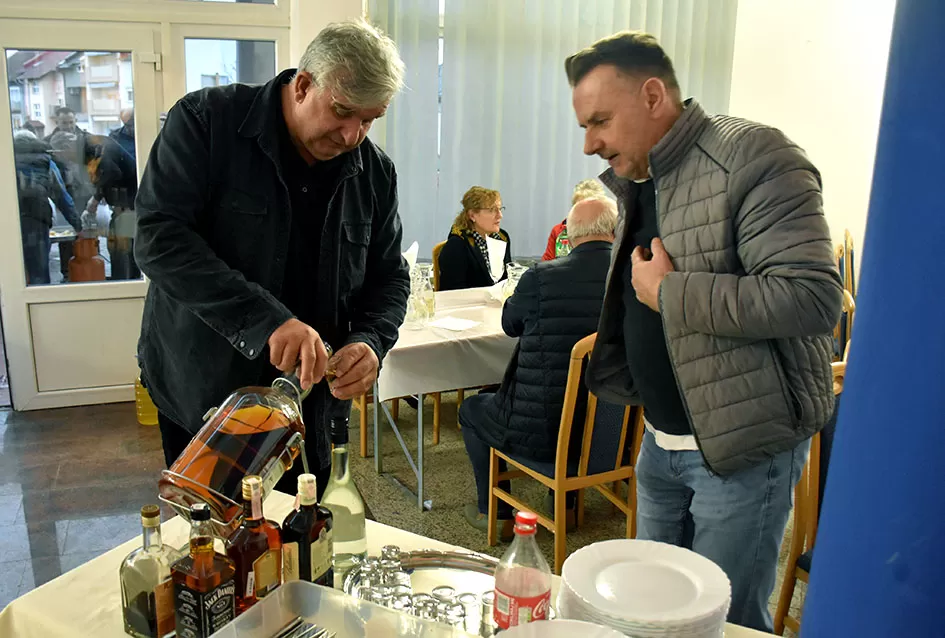 Veselo Martinje kod Anke i Branka Šutala: Bauer krstio mošt, Hodak novi kum