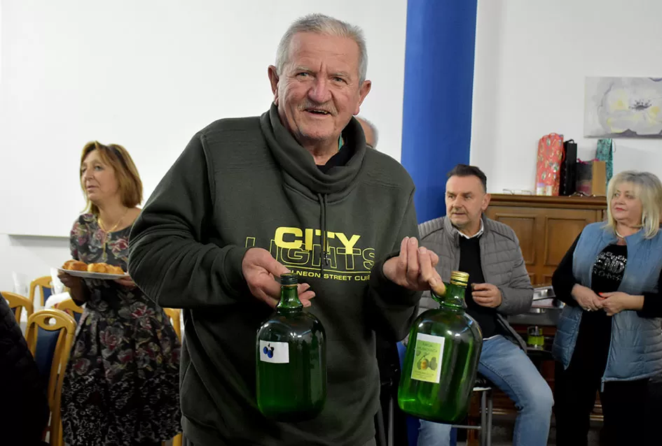 Veselo Martinje kod Anke i Branka Šutala: Bauer krstio mošt, Hodak novi kum