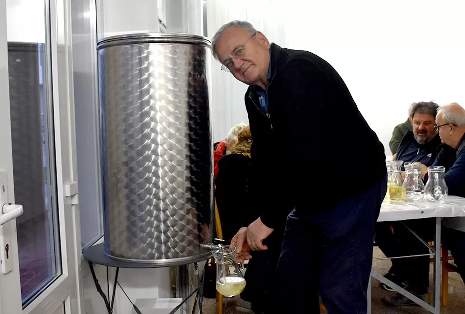 Veselo Martinje kod Anke i Branka Šutala: Bauer krstio mošt, Hodak novi kum