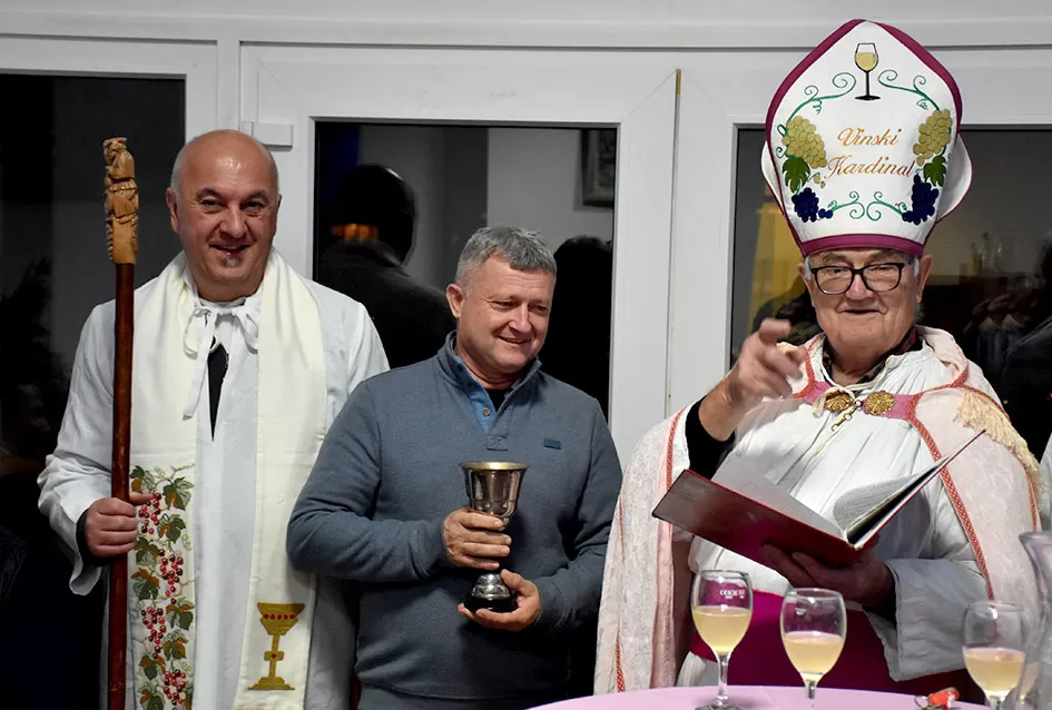 Veselo Martinje kod Anke i Branka Šutala: Bauer krstio mošt, Hodak novi kum