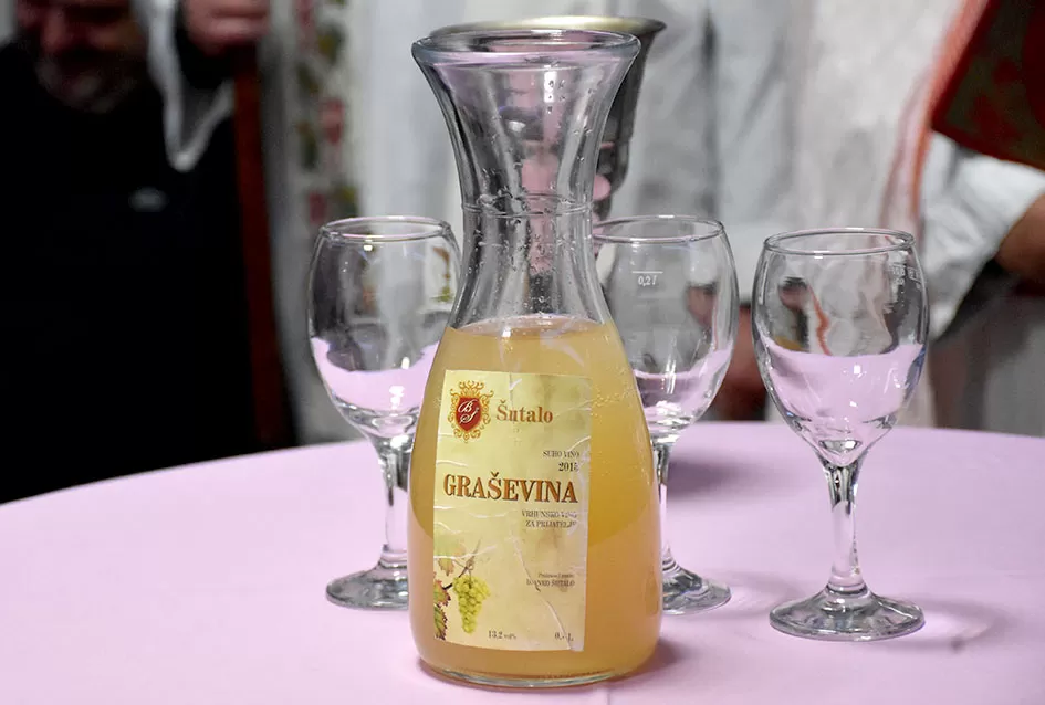 Veselo Martinje kod Anke i Branka Šutala: Bauer krstio mošt, Hodak novi kum