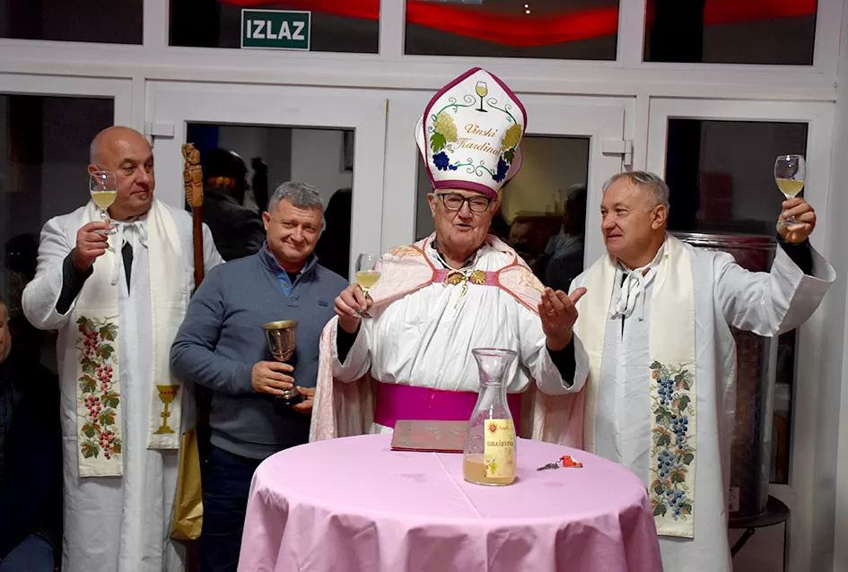 Veselo Martinje kod Anke i Branka Šutala: Bauer krstio mošt, Hodak novi kum