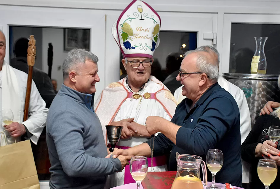 Veselo Martinje kod Anke i Branka Šutala: Bauer krstio mošt, Hodak novi kum